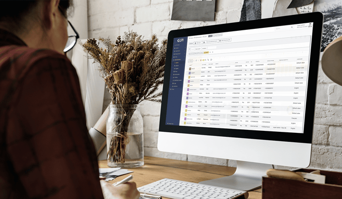Woman using GLPI on desktop Woman using GLPI on desktop