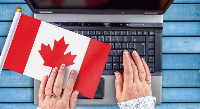 Bandera canadiense y una computadora portátil