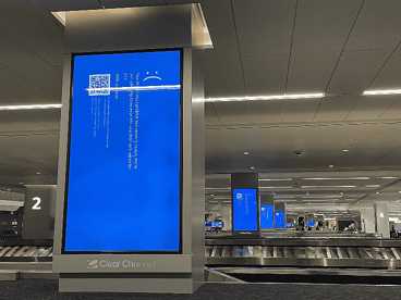 Photograph of 'blue screen of death' at airport Photograph of 'blue screen of death' at airport